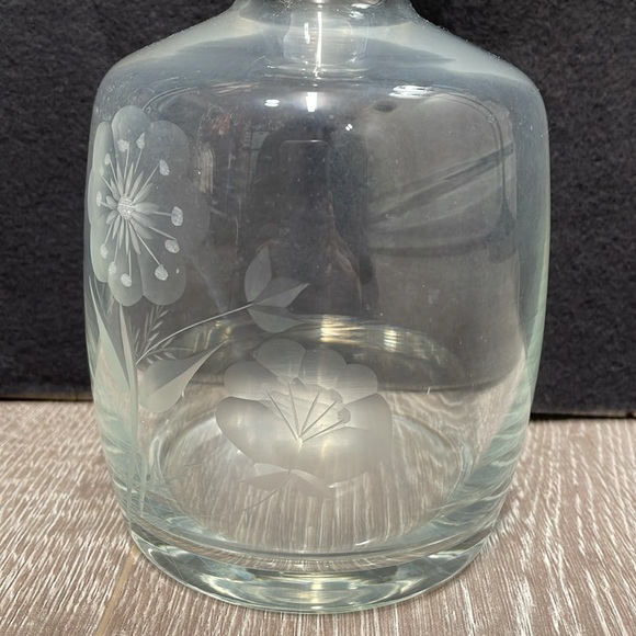 Vintage Glass Wine Liqueur Decanter with Stopper Etched Flowers - Picture 6 of 16